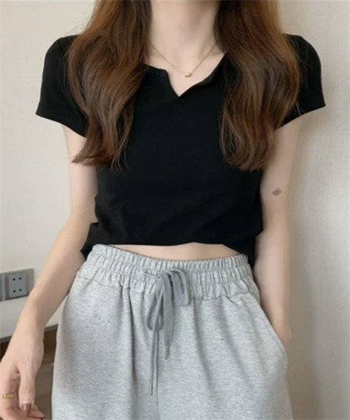 FREE STYLISTS（フリー スタイリスト）の「スリットネック  ショート丈Tシャツ（Tシャツ/カットソー・レディース・グレー/ブラック/ホワイト・L/M/XL）」の2枚目の写真