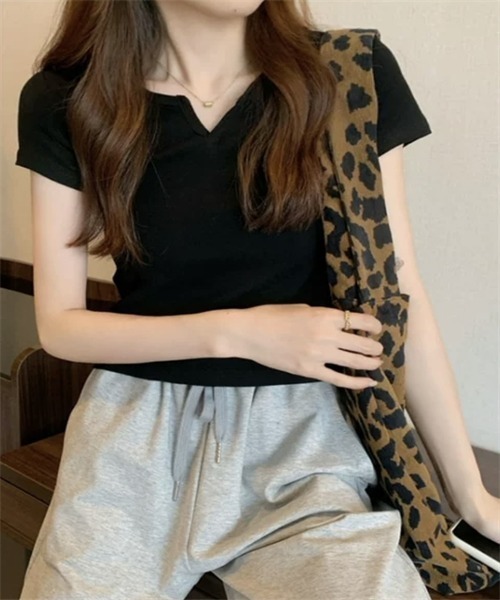 FREE STYLISTS（フリー スタイリスト）の「スリットネック  ショート丈Tシャツ（Tシャツ/カットソー・レディース・グレー/ブラック/ホワイト・L/M/XL）」の5枚目の写真