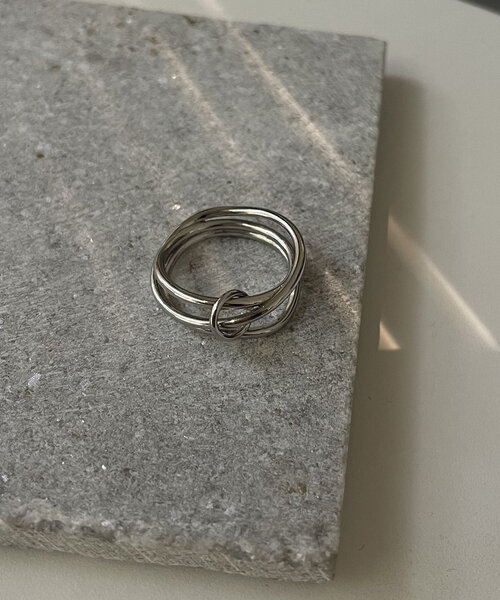 CAPRICIEUX LE'MAGE（カプリシューレマージュ）の「〈GOLDY/ゴールディ〉ツイストフープリング（リング・レディース・ゴールド/シルバー・FREE）」の4枚目の写真