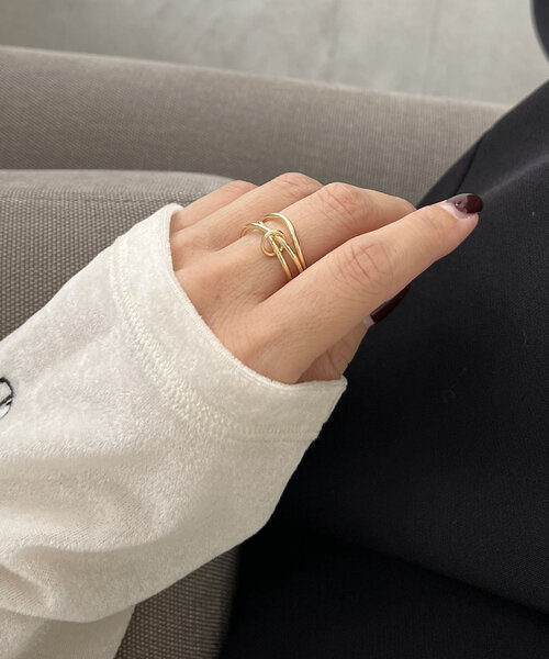 CAPRICIEUX LE'MAGE（カプリシューレマージュ）の「〈GOLDY/ゴールディ〉ツイストフープリング（リング・レディース・ゴールド/シルバー・FREE）」の5枚目の写真