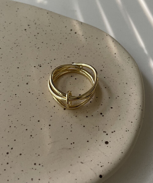 CAPRICIEUX LE'MAGE（カプリシューレマージュ）の「〈GOLDY/ゴールディ〉ツイストフープリング（リング・レディース・ゴールド/シルバー・FREE）」の7枚目の写真