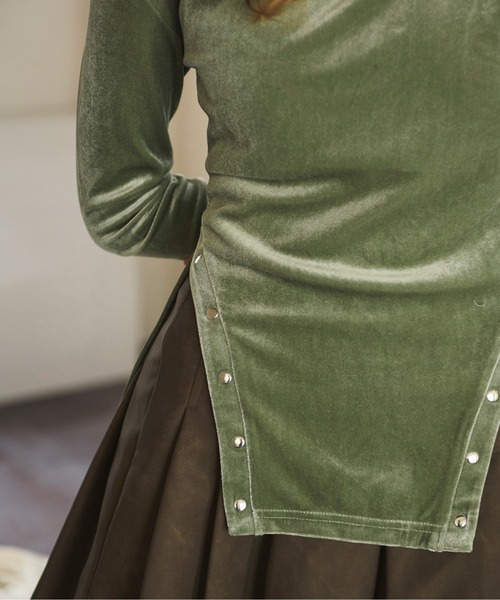 loin nuit（ロワンニュイ）の「side slit velours tops/ サイドスリットベロアトップス（Tシャツ/カットソー・レディース・ブルー/ブラック/グリーン・FREE）」の16枚目の写真