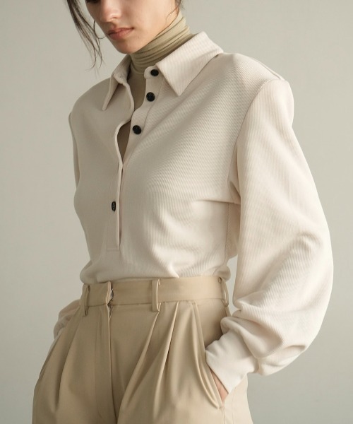 CLANE（クラネ）の「CLANE POWER SHOULDER POLO TOPS 17105-1292（ポロシャツ・レディース・オフホワイト/ブラウン/ブラック・1）」の2枚目の写真