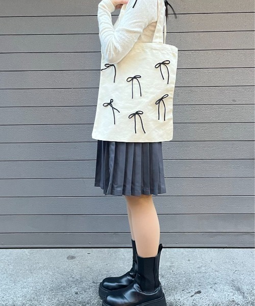 hugi(ハギ)の「RIBBON TOTE/リボントートバッグ(トートバッグ・レディース・ホワイト/ブラック・FREE)」の1枚目の写真