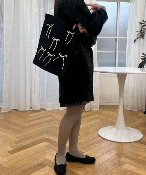 hugi(ハギ)の「RIBBON TOTE/リボントートバッグ(トートバッグ・レディース・ホワイト/ブラック・FREE)」の2枚目の写真