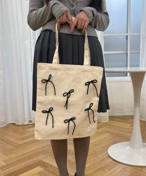 hugi(ハギ)の「RIBBON TOTE/リボントートバッグ(トートバッグ・レディース・ホワイト/ブラック・FREE)」の4枚目の写真