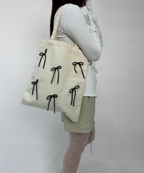 hugi(ハギ)の「RIBBON TOTE/リボントートバッグ(トートバッグ・レディース・ホワイト/ブラック・FREE)」の5枚目の写真