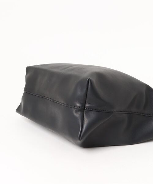 A.P.C.（アーペーセー）の「TOTE NINON SMALL（トートバッグ・メンズ・ブラウン/ブラック・ONESIZE）」の4枚目の写真