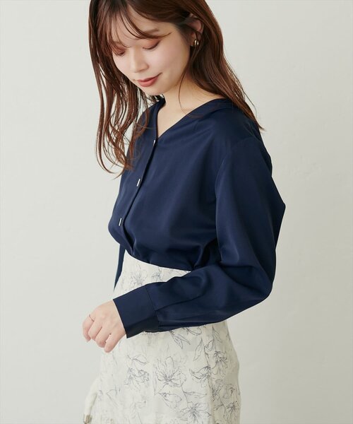 natural couture(ナチュラルクチュール)の「プチプラバー釦とろみブラウス(シャツ/ブラウス・レディース・ミント/ネイビー/ピンクベージュ/グレイッシュベージュ/アイボリー・FREE)」の4枚目の写真