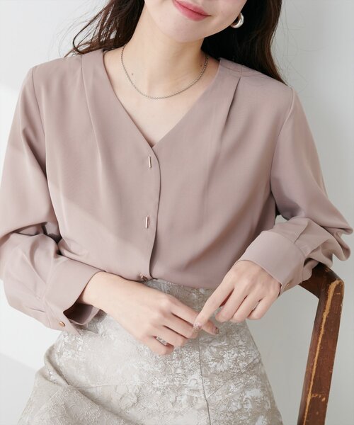 natural couture(ナチュラルクチュール)の「プチプラバー釦とろみブラウス(シャツ/ブラウス・レディース・ミント/ネイビー/ピンクベージュ/グレイッシュベージュ/アイボリー・FREE)」の5枚目の写真