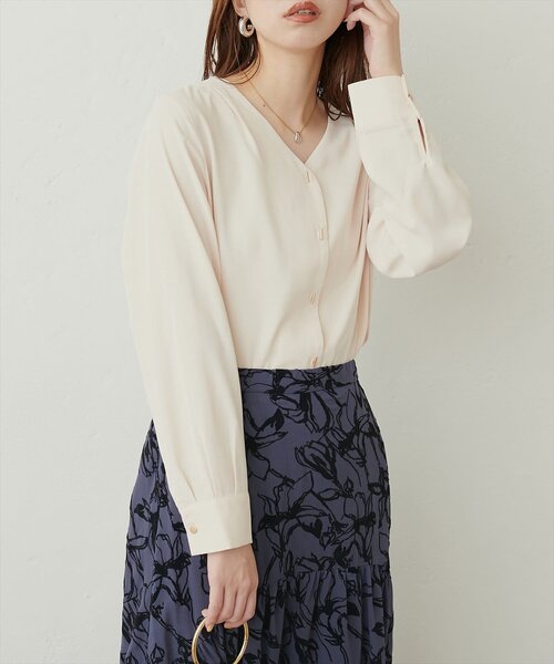 natural couture(ナチュラルクチュール)の「プチプラバー釦とろみブラウス(シャツ/ブラウス・レディース・ミント/ネイビー/ピンクベージュ/グレイッシュベージュ/アイボリー・FREE)」の2枚目の写真
