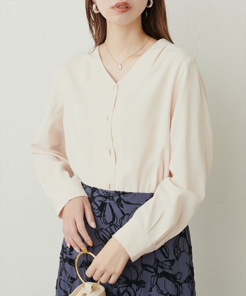 natural couture(ナチュラルクチュール)の「プチプラバー釦とろみブラウス(シャツ/ブラウス・レディース・ミント/ネイビー/ピンクベージュ/グレイッシュベージュ/アイボリー・FREE)」の7枚目の写真