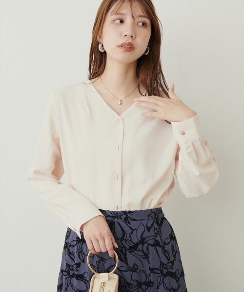 natural couture(ナチュラルクチュール)の「プチプラバー釦とろみブラウス(シャツ/ブラウス・レディース・ミント/ネイビー/ピンクベージュ/グレイッシュベージュ/アイボリー・FREE)」の8枚目の写真