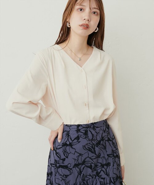natural couture(ナチュラルクチュール)の「プチプラバー釦とろみブラウス(シャツ/ブラウス・レディース・ミント/ネイビー/ピンクベージュ/グレイッシュベージュ/アイボリー・FREE)」の9枚目の写真