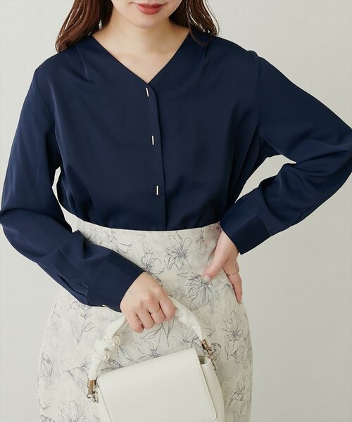 natural couture(ナチュラルクチュール)の「プチプラバー釦とろみブラウス(シャツ/ブラウス・レディース・ミント/ネイビー/ピンクベージュ/グレイッシュベージュ/アイボリー・FREE)」の18枚目の写真