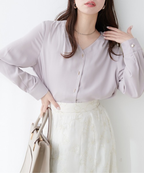 natural couture(ナチュラルクチュール)の「プチプラバー釦とろみブラウス(シャツ/ブラウス・レディース・ミント/ネイビー/ピンクベージュ/グレイッシュベージュ/アイボリー・FREE)」の3枚目の写真