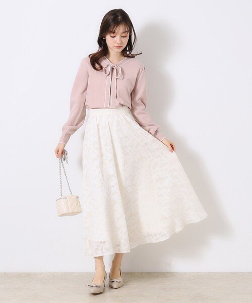 couture brooch（クチュールブローチ）の「【春の華やぎ無地見えスカート】カットジャカードフラワースカート（スカート・レディース・ブラック/アイボリー/ライトパープル・40/38/42/36）」の5枚目の写真