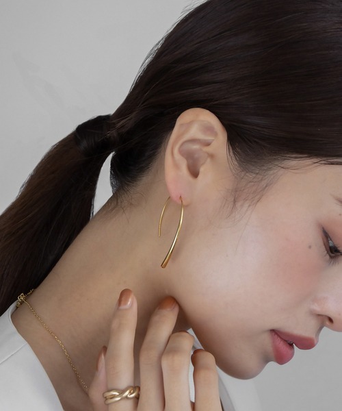 abaskdesign（アバスクデザイン）の「金属アレルギー対応 カーブラインフックピアス（ピアス（両耳用）・レディース・シルバー/ゴールド・FREE）」の5枚目の写真