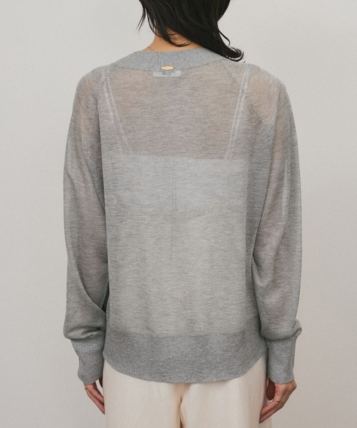 SALON adam et rope'（サロン アダム エ ロペ）の「ブライトラメVネックシアーカーディガン［一部WEB限定カラー・手洗い可能］（カーディガン/ボレロ・レディース・グレー/ブラック/ゴールド/シルバー/ピンク/ライトグレー・FREE）」の7枚目の写真