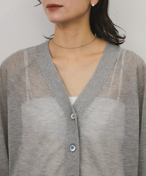 SALON adam et rope'（サロン アダム エ ロペ）の「ブライトラメVネックシアーカーディガン［一部WEB限定カラー・手洗い可能］（カーディガン/ボレロ・レディース・グレー/ブラック/ゴールド/シルバー/ピンク/ライトグレー・FREE）」の8枚目の写真