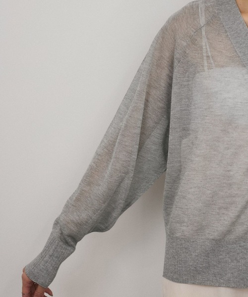 SALON adam et rope'（サロン アダム エ ロペ）の「ブライトラメVネックシアーカーディガン［一部WEB限定カラー・手洗い可能］（カーディガン/ボレロ・レディース・グレー/ブラック/ゴールド/シルバー/ピンク/ライトグレー・FREE）」の9枚目の写真