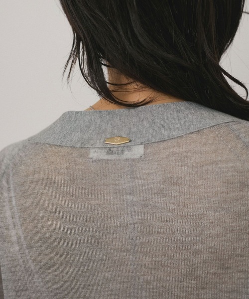 SALON adam et rope'（サロン アダム エ ロペ）の「ブライトラメVネックシアーカーディガン［一部WEB限定カラー・手洗い可能］（カーディガン/ボレロ・レディース・グレー/ブラック/ゴールド/シルバー/ピンク/ライトグレー・FREE）」の12枚目の写真