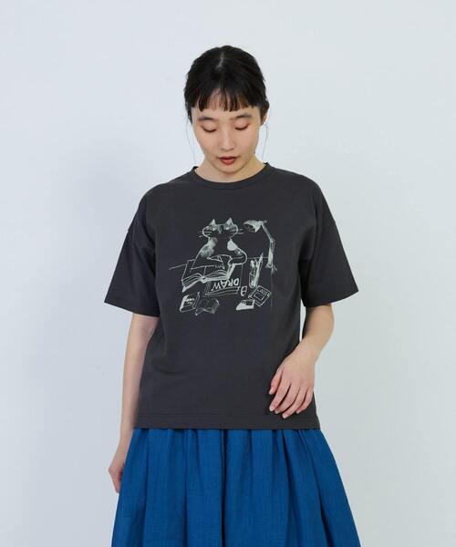 LOISIR（ロワズィール）の「イラストプリントTシャツ（Tシャツ/カットソー・レディース・オフホワイト/チャコールグレー/グレイッシュベージュ・FREE）」の2枚目の写真