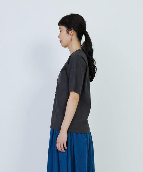 LOISIR（ロワズィール）の「イラストプリントTシャツ（Tシャツ/カットソー・レディース・オフホワイト/チャコールグレー/グレイッシュベージュ・FREE）」の4枚目の写真