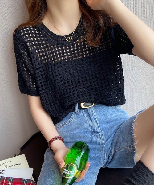 maison de LATIR(メゾンドラティール)の「夏服で大人の抜け感メッシュニット◎クロシェット編み透け感サマーニットでレイヤードが効く(シャツ/ブラウス・レディース・ブラック/カーキ/ホワイト/ブラウン/ベージュ/グリーン系その他/ブラック系その他/ベージュ系その他/ホワイト系その他・ONESIZE)」の4枚目の写真