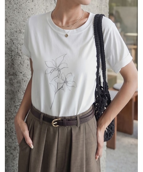 Re:EDIT（リエディ）の「[華奢見えが叶う][接触冷感][紫外線対策][UVカット][2025 SUMMER COLLECTION]選べるドローイングフラワーTシャツ[（Tシャツ/カットソー・レディース・ホワイト/ホワイト系その他/ブラック・MEDIUM/LARGE）」の2枚目の写真