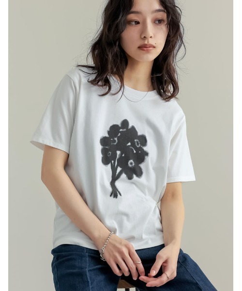 Re:EDIT（リエディ）の「[華奢見えが叶う][接触冷感][紫外線対策][UVカット][2025 SUMMER COLLECTION]選べるドローイングフラワーTシャツ[（Tシャツ/カットソー・レディース・ホワイト/ホワイト系その他/ブラック・MEDIUM/LARGE）」の4枚目の写真