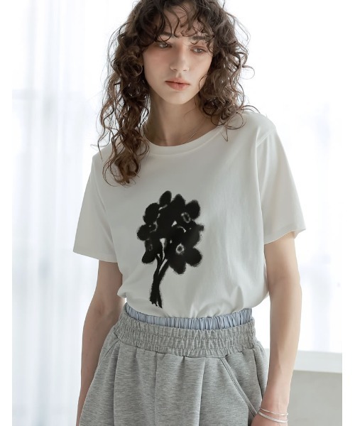 Re:EDIT（リエディ）の「[華奢見えが叶う][接触冷感][紫外線対策][UVカット][2025 SUMMER COLLECTION]選べるドローイングフラワーTシャツ[（Tシャツ/カットソー・レディース・ホワイト/ホワイト系その他/ブラック・MEDIUM/LARGE）」の13枚目の写真
