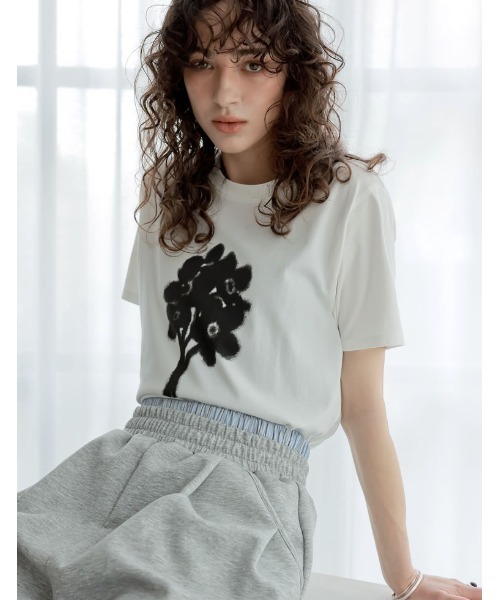 Re:EDIT（リエディ）の「[華奢見えが叶う][接触冷感][紫外線対策][UVカット][2025 SUMMER COLLECTION]選べるドローイングフラワーTシャツ[（Tシャツ/カットソー・レディース・ホワイト/ホワイト系その他/ブラック・MEDIUM/LARGE）」の15枚目の写真