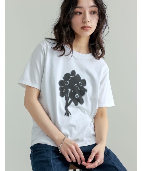 Re:EDIT（リエディ）の「[華奢見えが叶う][接触冷感][紫外線対策][UVカット][2025 SUMMER COLLECTION]選べるドローイングフラワーTシャツ[（Tシャツ/カットソー・レディース・ホワイト/ホワイト系その他/ブラック・MEDIUM/LARGE）」の17枚目の写真