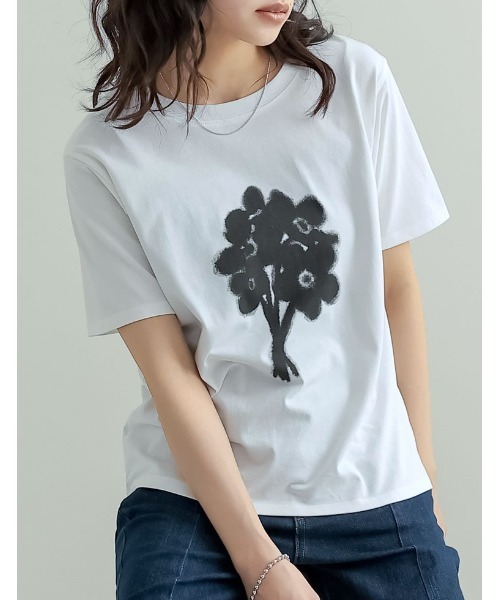 Re:EDIT（リエディ）の「[華奢見えが叶う][接触冷感][紫外線対策][UVカット][2025 SUMMER COLLECTION]選べるドローイングフラワーTシャツ[（Tシャツ/カットソー・レディース・ホワイト/ホワイト系その他/ブラック・MEDIUM/LARGE）」の19枚目の写真