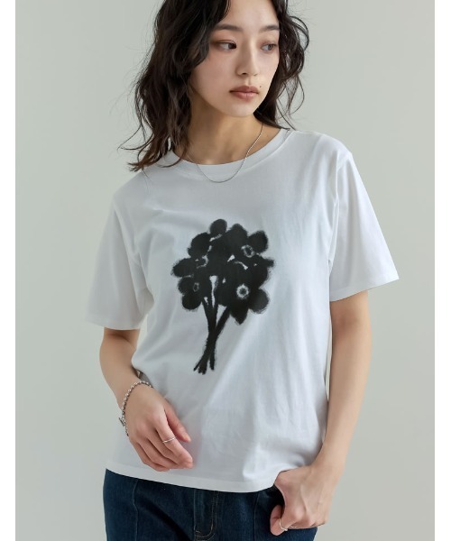 Re:EDIT（リエディ）の「[華奢見えが叶う][接触冷感][紫外線対策][UVカット][2025 SUMMER COLLECTION]選べるドローイングフラワーTシャツ[（Tシャツ/カットソー・レディース・ホワイト/ホワイト系その他/ブラック・MEDIUM/LARGE）」の20枚目の写真