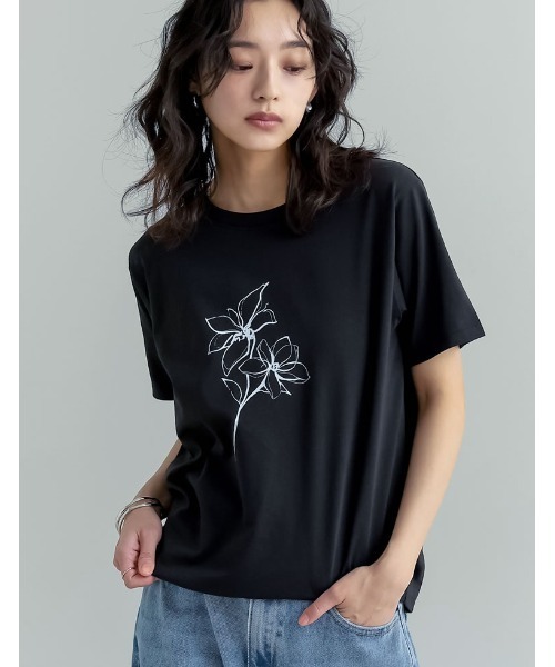 Re:EDIT（リエディ）の「[華奢見えが叶う][接触冷感][紫外線対策][UVカット][2025 SUMMER COLLECTION]選べるドローイングフラワーTシャツ[（Tシャツ/カットソー・レディース・ホワイト/ホワイト系その他/ブラック・MEDIUM/LARGE）」の9枚目の写真