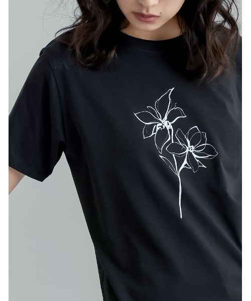Re:EDIT（リエディ）の「[華奢見えが叶う][接触冷感][紫外線対策][UVカット][2025 SUMMER COLLECTION]選べるドローイングフラワーTシャツ[（Tシャツ/カットソー・レディース・ホワイト/ホワイト系その他/ブラック・MEDIUM/LARGE）」の10枚目の写真
