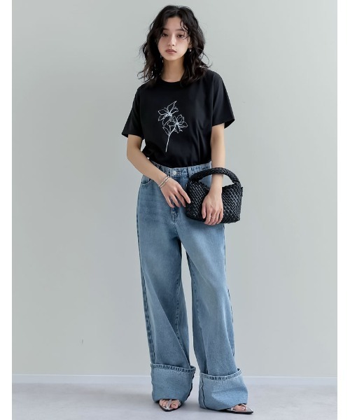 Re:EDIT（リエディ）の「[華奢見えが叶う][接触冷感][紫外線対策][UVカット][2025 SUMMER COLLECTION]選べるドローイングフラワーTシャツ[（Tシャツ/カットソー・レディース・ホワイト/ホワイト系その他/ブラック・MEDIUM/LARGE）」の5枚目の写真