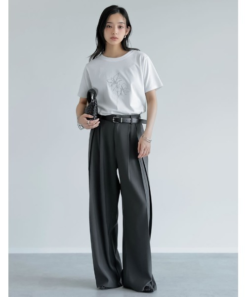 Re:EDIT（リエディ）の「[華奢見えが叶う][接触冷感][紫外線対策][UVカット][2025 SUMMER COLLECTION]選べるドローイングフラワーTシャツ[（Tシャツ/カットソー・レディース・ホワイト/ホワイト系その他/ブラック・MEDIUM/LARGE）」の21枚目の写真