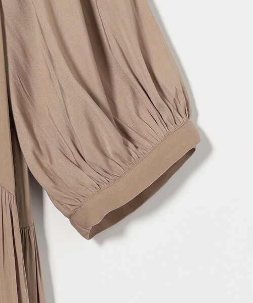 green label relaxing（グリーンレーベルリラクシング）の「サテン ギャザー ショートスリーブ ワンピース（ワンピース・レディース・ベージュ/ネイビー/コバルトブルー・FREE）」の16枚目の写真