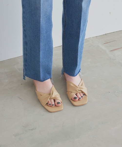 LIAN(リアン)の「リボンサンダル(サンダル・レディース・ブラック/ベージュ・LARGE/MEDIUM)」の2枚目の写真