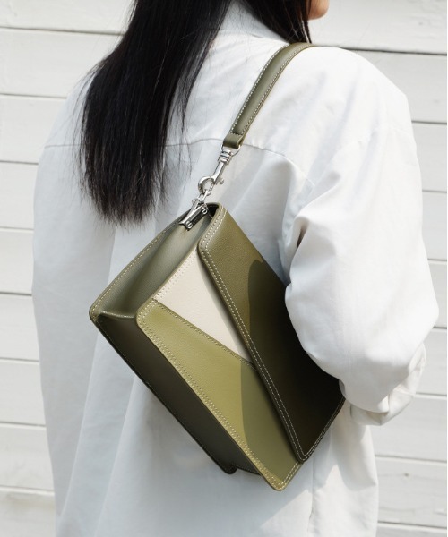 NiiNa(ニーナ)の「【 NiiNa / ニーナ 】高品質牛革 2way ワンハンドル カラーデザイン ショルダーバッグ(ショルダーバッグ・レディース・ピンク/ライム/ブルー/グリーン・FREE)」の20枚目の写真