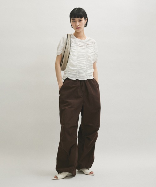 ADAM ET ROPE'（アダムエロペ）の「【サステナブル】シャーリングTEE（Tシャツ/カットソー・レディース・ダークブラウン/ホワイト/ブラック・FREE）」の8枚目の写真