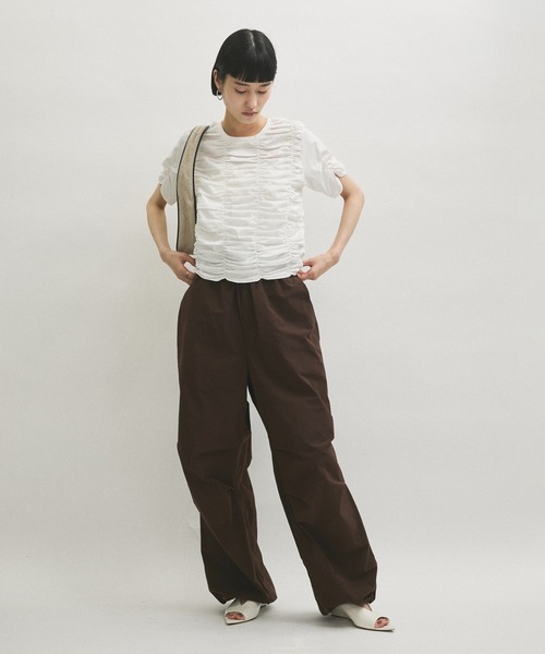 ADAM ET ROPE'（アダムエロペ）の「【サステナブル】シャーリングTEE（Tシャツ/カットソー・レディース・ダークブラウン/ホワイト/ブラック・FREE）」の9枚目の写真