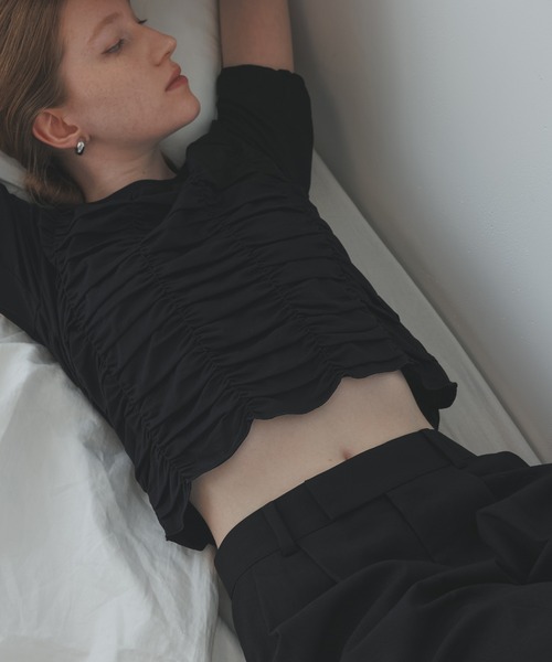 ADAM ET ROPE'（アダムエロペ）の「【サステナブル】シャーリングTEE（Tシャツ/カットソー・レディース・ダークブラウン/ホワイト/ブラック・FREE）」の5枚目の写真