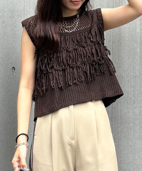 ISOOK(アイスー)の「【ISOOK / アイスー】ループフリンジニットベスト / サマーニット ビスチェ ニットタンク 綿タッチ クルーネック ノースリーブ タンクトップ クロップド丈 ショート丈 短丈 レイヤード 夏 アイボリー ホワイト ブラウン ブラック 白 茶 黒 ZOZOTOWN限定(タンクトップ・レディース・ブラック/ブラウン/アイボリー・FREE)」の3枚目の写真