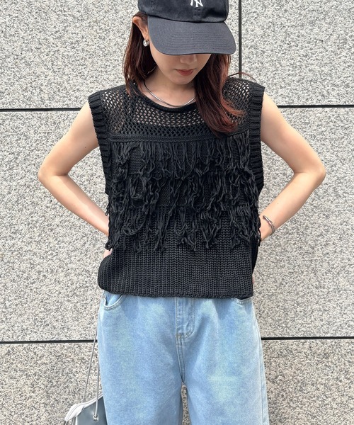 ISOOK(アイスー)の「【ISOOK / アイスー】ループフリンジニットベスト / サマーニット ビスチェ ニットタンク 綿タッチ クルーネック ノースリーブ タンクトップ クロップド丈 ショート丈 短丈 レイヤード 夏 アイボリー ホワイト ブラウン ブラック 白 茶 黒 ZOZOTOWN限定(タンクトップ・レディース・ブラック/ブラウン/アイボリー・FREE)」の2枚目の写真