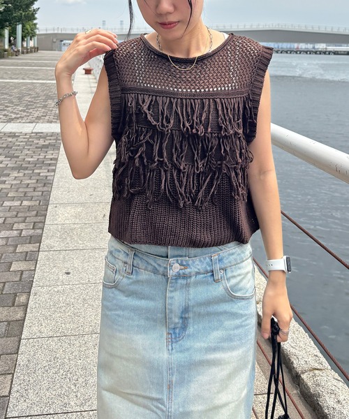 ISOOK(アイスー)の「【ISOOK / アイスー】ループフリンジニットベスト / サマーニット ビスチェ ニットタンク 綿タッチ クルーネック ノースリーブ タンクトップ クロップド丈 ショート丈 短丈 レイヤード 夏 アイボリー ホワイト ブラウン ブラック 白 茶 黒 ZOZOTOWN限定(タンクトップ・レディース・ブラック/ブラウン/アイボリー・FREE)」の7枚目の写真