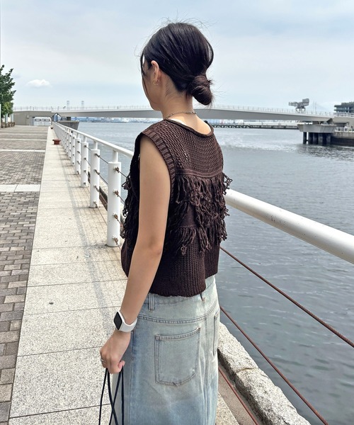 ISOOK(アイスー)の「【ISOOK / アイスー】ループフリンジニットベスト / サマーニット ビスチェ ニットタンク 綿タッチ クルーネック ノースリーブ タンクトップ クロップド丈 ショート丈 短丈 レイヤード 夏 アイボリー ホワイト ブラウン ブラック 白 茶 黒 ZOZOTOWN限定(タンクトップ・レディース・ブラック/ブラウン/アイボリー・FREE)」の8枚目の写真